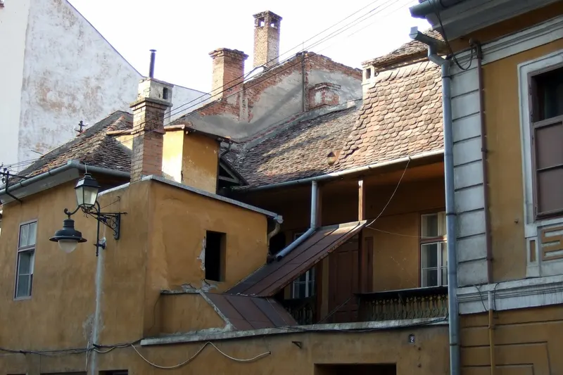 Stradă pietruită în centrul vechi al Sibiului
